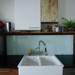 Küche in Nußbaum, geölt, Multiplex, weiß lackiert, schwarzem Granit & alte Brettertür